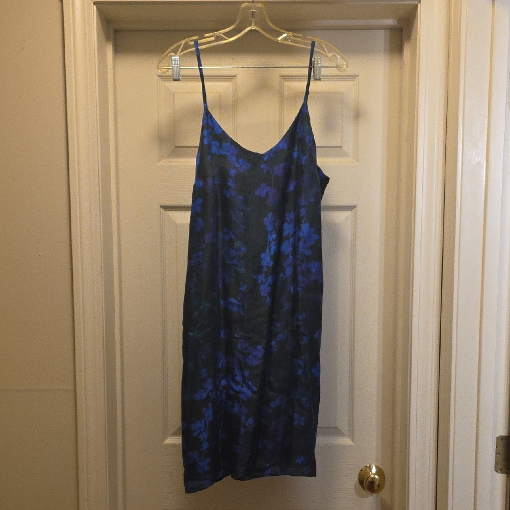 Stevie Howell Elegant Blue Floral Slip Dress. A-9.